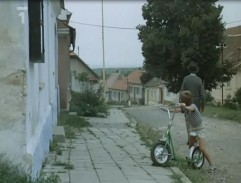 J.Kemr odchází od vývěsky na parte