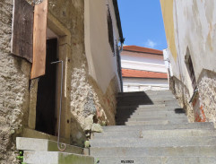 Na schodech v uličce