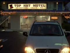 Carolyn před motelem s Buddy Kanem