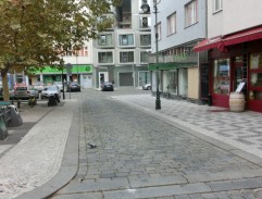 Z fasády na chodník