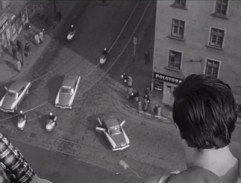 Pozdvižení před domem Beránkových