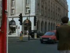 William před hotelem Ritz