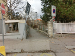 Před domem kamaráda