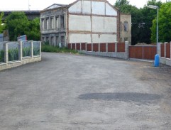 východ z domu v romské čtvrti