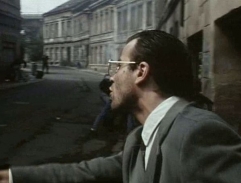 východ z domu v romské čtvrti