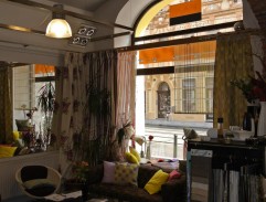 v obchode s keramikou