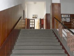 schodisko gymnázia
