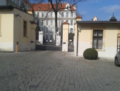 kaviareň pri gymnáziu