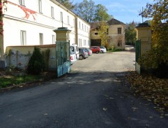 vchod do domova dôchodcov