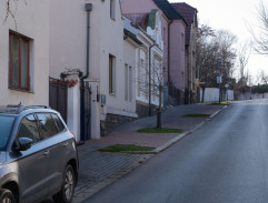 ulica pred Novákovej domom