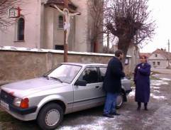 pred kostolom v Temništi