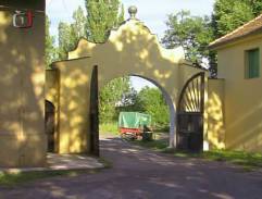 brána Pešákovho statku