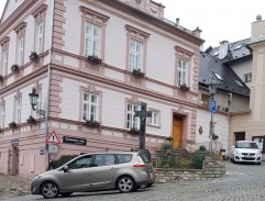 Před obecnou školou