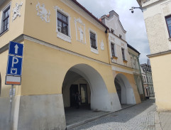 okno doktorovho domu