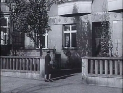 Před domem Jaroslava