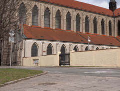 Před kostelem
