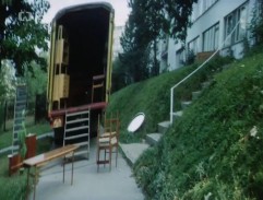 pred Vlastiným panelákom