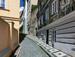 Před bydlištěm Šarloty