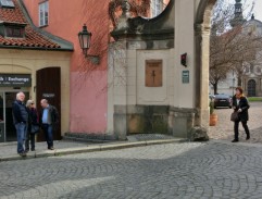 na ulici pri zábradlí