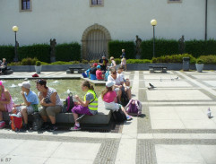 zpívání u fontány