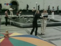 zpívání u fontány