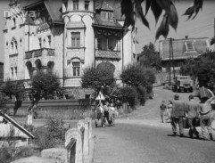 před hotelem Harmonie