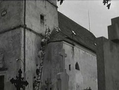 Kluci lezou na věž