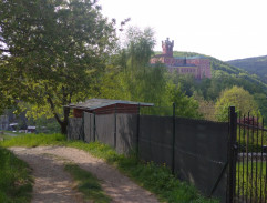 V pozadí věznice Mírov