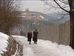 V pozadí věznice Mírov