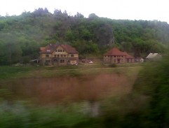 cesta vlakem u řeky