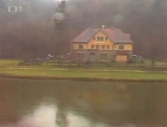 cesta vlakem u řeky