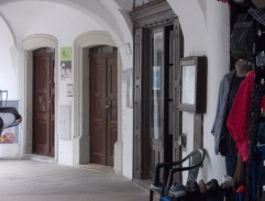 Mladý Mirek jde s matkou po náměstí