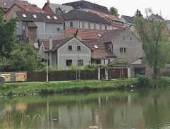 Mirek jde po nábřeží