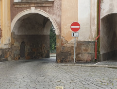 Mladý Mirek běží do kadeřnictví