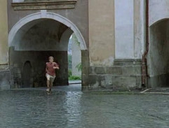 Mladý Mirek běží do kadeřnictví