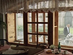 Mirek přichází k Olze do kavárny