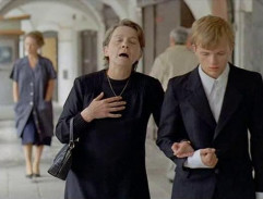 Mladý Mirek jde s matkou po náměstí