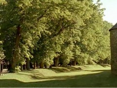 Mirek jde kolem hradeb