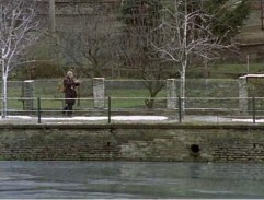 Mirek jde po nábřeží