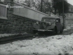 Před domem Lenzových