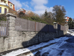 Před domem Lenzových