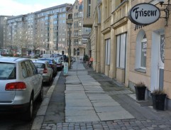 Před barem White Lines