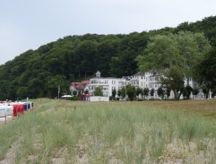 Odchod z pláže s doym v pozadí