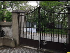 U hřbitovní brány