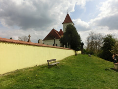 Kostol na cintoríne