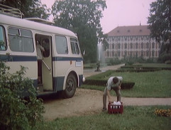 Autobus v zámockom parku