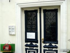 Před vchodem do penzionu