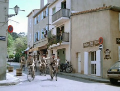 Četníci přijíždí zpět do města