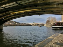 nábřeží pod mostem