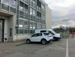 parkovisko pred televíziou